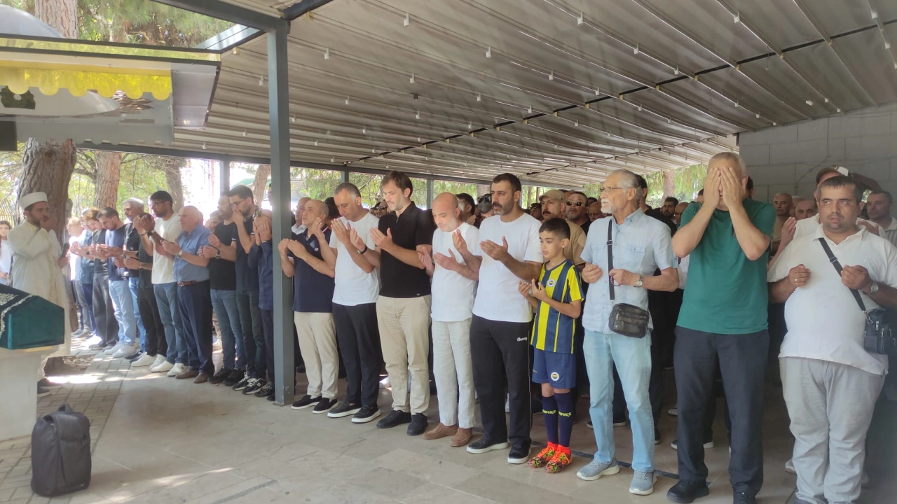 Küçükbakkalköy'ün sevilen esnafı Yusuf Arslan'ın acı kaybı: 33 yaşındaki oğlunu son yolculuğuna uğurladı