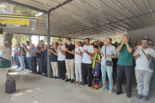 Küçükbakkalköy'ün sevilen esnafı Yusuf Arslan'ın acı kaybı: 33 yaşındaki oğlunu son yolculuğuna uğurladı
